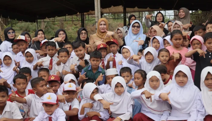 Marlina Muzakir Sapa Warga Huntara Blang Rakal dan Salurkan Bantuan