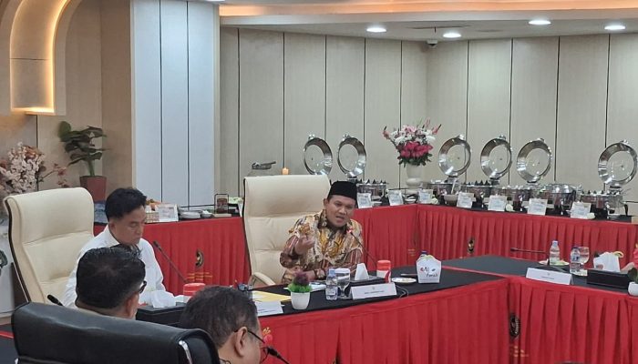 Wagub Aceh Bahas Kepastian Hukum Status Wakaf Blangpadang dengan Yusril