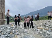 Brimob Polda Aceh Pasang Sling Jembatan Gantung 109 Meter di Desa Sikundo