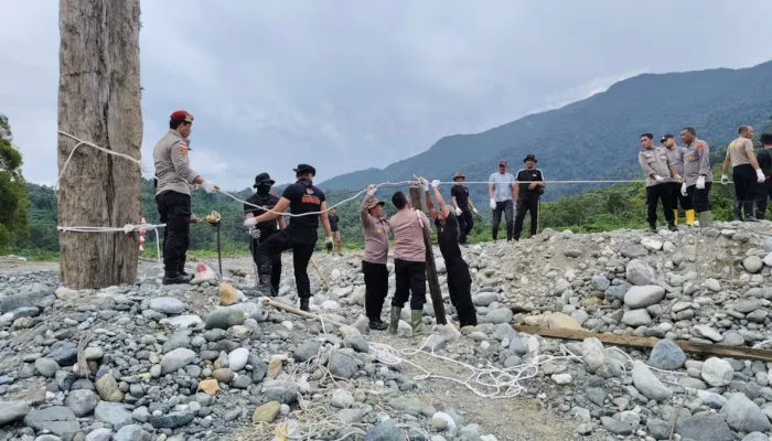Brimob Polda Aceh Pasang Sling Jembatan Gantung 109 Meter di Desa Sikundo