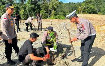 Kapolres Nagan Raya Pimpin Green Policing melalui Penanaman Pohon
