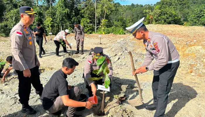 Kapolres Nagan Raya Pimpin Green Policing melalui Penanaman Pohon