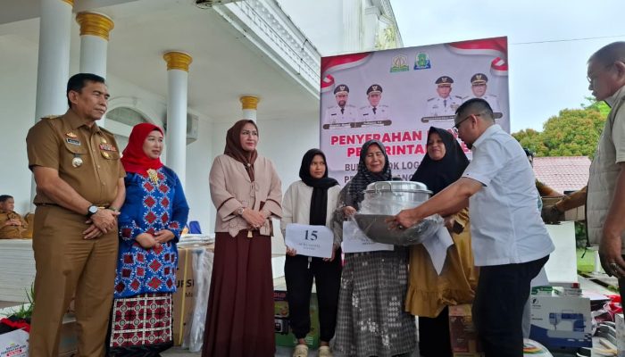 Kak Na Serahkan Bufferstok Bencana Rp2,2 Miliar untuk Simeulue