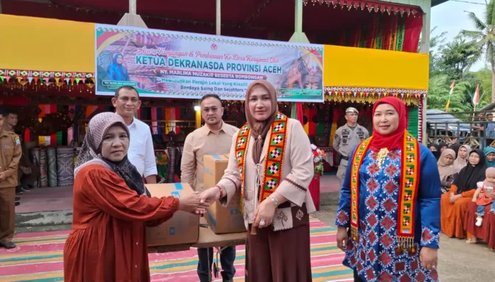 Kak Na Serahkan Mesin Jahit dan Obras ke Perajin Simeulue