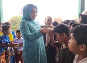 Kak Na Ajak Siswa SD di Simeulue Barat Gemar Makan Ikan