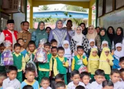 Kak Na Traktir Eskrim untuk Siswa Tangguh di Bireuen