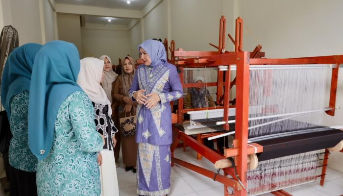 Kak Na Ajak Generasi Muda Lestarikan Tenun Aceh