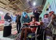 TP PKK Aceh Serahkan Kursi Roda dan Perlengkapan Sekolah untuk Sultan