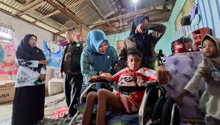 TP PKK Aceh Serahkan Kursi Roda dan Perlengkapan Sekolah untuk Sultan
