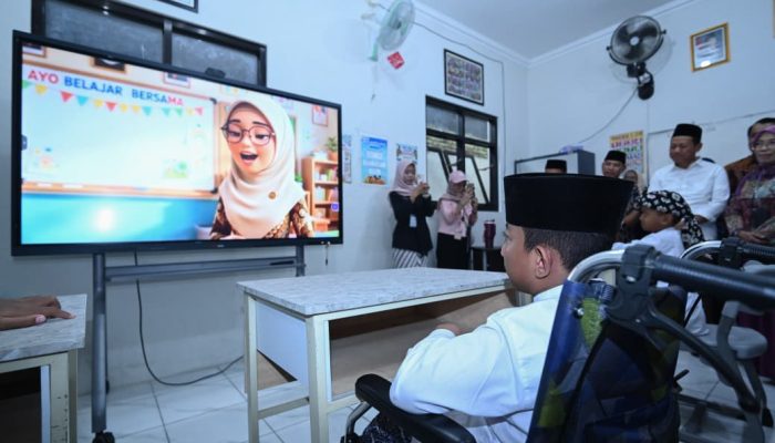 IFP Berbasis AI Ubah Suasana Belajar Murid SLBN Kudus