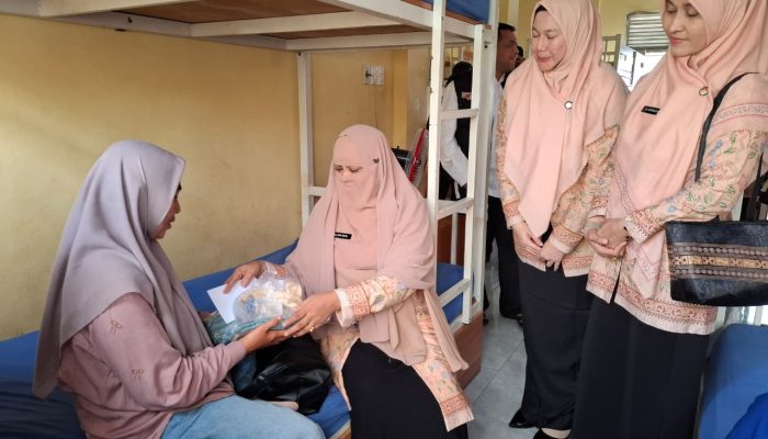 DWP Aceh Bagikan Bantuan untuk Keluarga Pasien di RSUDZA