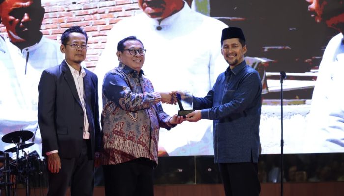Wagub Aceh Terima Penghargaan Penguat Ekonomi Syariah